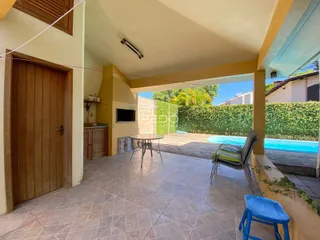 Área externa com piscina e pátio de cerâmica em Lajeado.