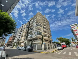 Fachada de um prédio residencial em Lajeado, Brasil, com vários andares e varandas.