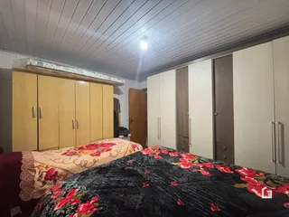 Quarto com armários em madeira e cama decorada.
