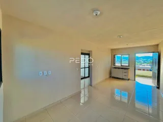 Sala de estar com piso de cerâmica clara e paredes brancas.