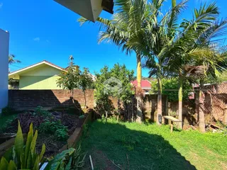 Vista externa de uma propriedade com cerca e jardim em Lajeado.