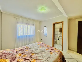 Quarto com cama e janela em um imóvel em Lajeado, Brasil.
