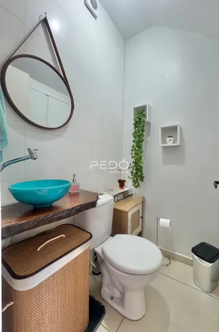 Foto de um banheiro com pia e vaso sanitário em uma residência.