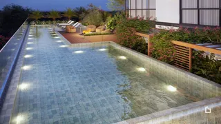Vista de uma piscina externa com deck de madeira e vegetação em Lajeado.