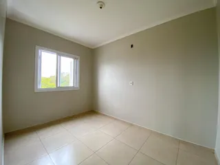 Foto de um cômodo interno com piso de cerâmica e uma janela.