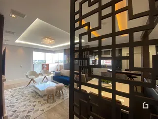 Sala de estar com teto em caixão e detalhes arquitetônicos modernos.