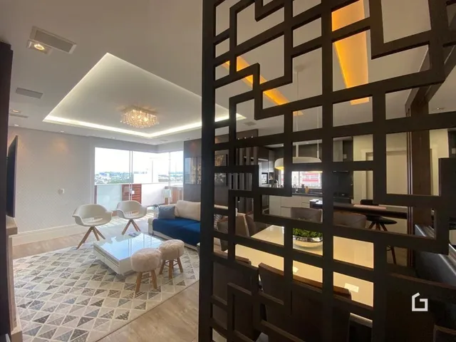Sala de estar com teto em caixão e detalhes arquitetônicos modernos.