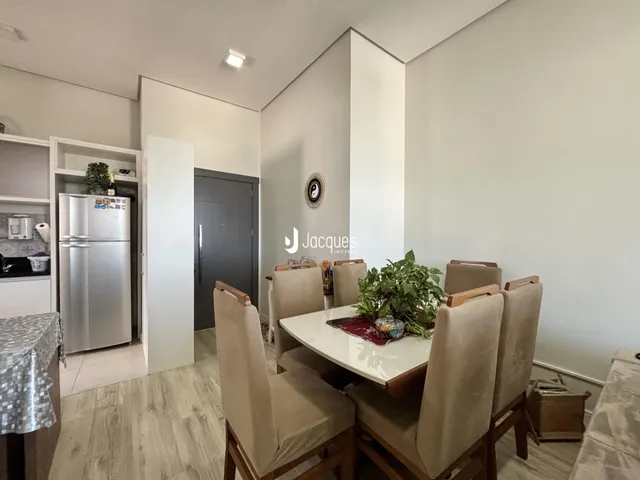 Uma sala de jantar com mesa e cadeiras em um imóvel no Brasil.