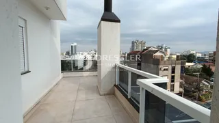 Vista de uma varanda com vista para o horizonte da cidade.