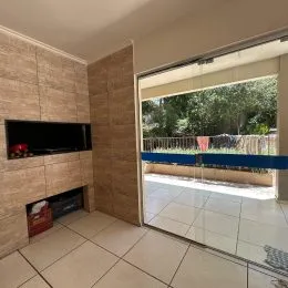 Sala de estar com parede de revestimento e acesso a uma área externa.