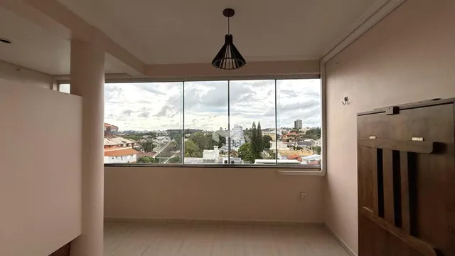 Sala de estar com grande janela de vista para a paisagem.