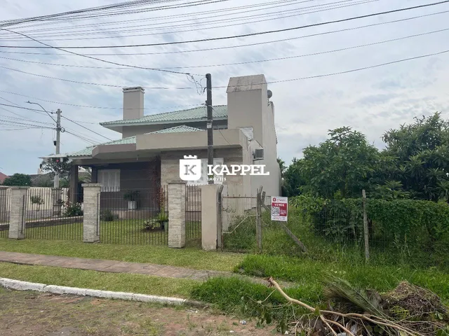 Fachada de uma residência em Lajeado, Brasil, com cerca e jardim na frente.