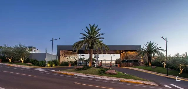 Fachada de uma residência em Lajeado, Brasil, com paisagismo.