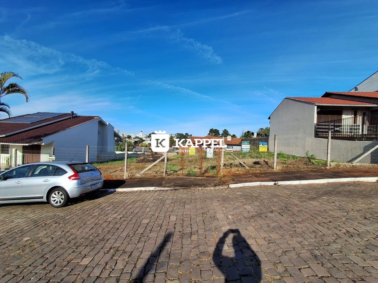 Vista externa de uma propriedade em Lajeado, Brasil, mostrando a fachada e uma área de estacionamento.
