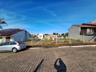 Vista externa de uma propriedade em Lajeado, Brasil, mostrando a fachada e uma área de estacionamento.