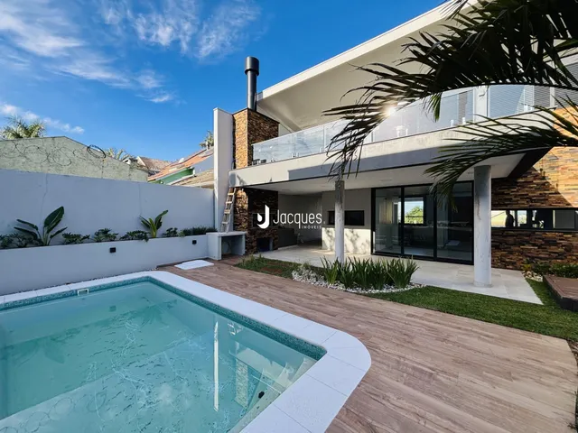Foto da fachada de uma casa com piscina e deck em Lajeado.