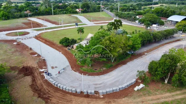 Vista aérea de um terreno aberto com áreas gramadas e estradas de terra.