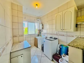 Interior de uma cozinha com revestimento cerâmico nas paredes.