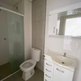 Foto de um banheiro mostrando um vaso sanitário branco e parte da parede.