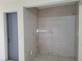 Parede revestida com azulejos claros em um ambiente interno.