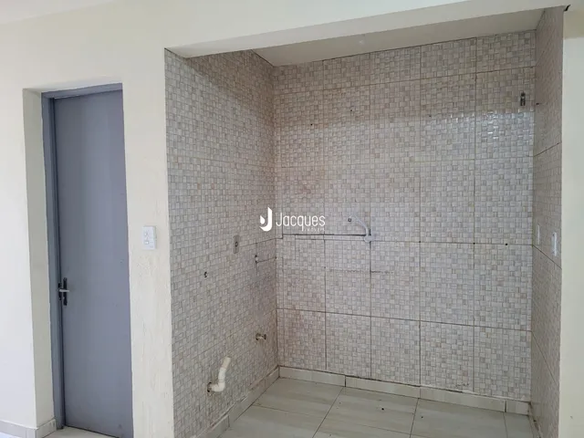 Parede revestida com azulejos claros em um ambiente interno.
