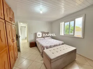 Um quarto com cama e guarda-roupa em um apartamento.