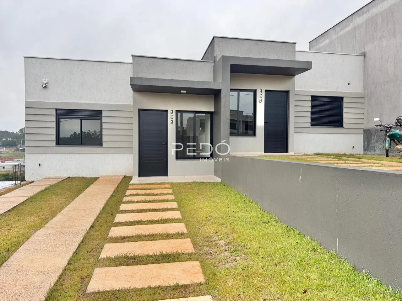Fachada moderna de uma residência em Lajeado, Brasil.