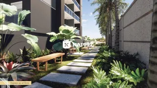 Jardim externo com caminho de pedra e banco de madeira em uma residência.