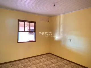 Quarto interno com piso de cerâmica e janela.