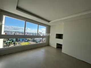 Uma sala de estar com grande janela oferecendo uma vista da cidade.