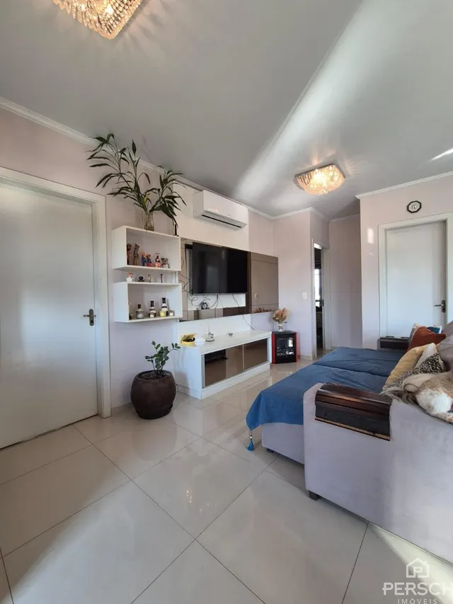 Quarto com cama e armário branco em um ambiente interno claro.