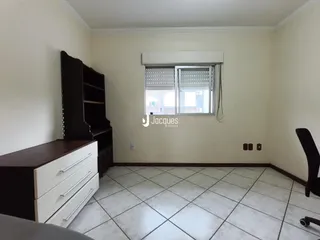 Quarto com armário e piso de cerâmica em uma residência.