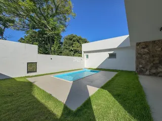 Vista externa de uma casa com piscina e jardim em Lajeado, Brasil.