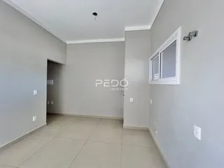 Hall da propriedade em Lajeado com piso claro e paredes cinzas.