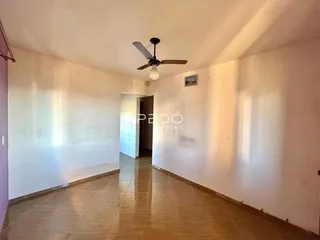 Corredor interno de uma residência com piso de cerâmica.