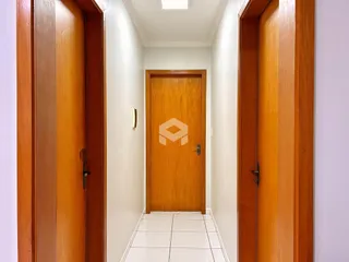 Corredor interno com portas de madeira.