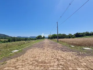 Uma estrada pavimentada atravessa campos abertos no exterior.
