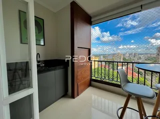 Sala com vista para a cidade e varanda.