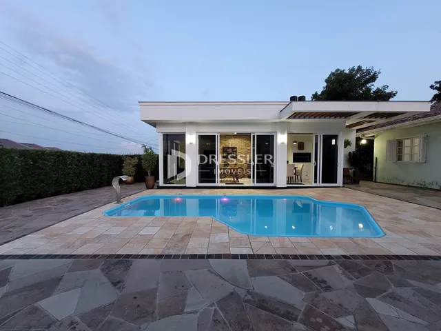 Fachada de uma casa com piscina em Lajeado, Brasil.