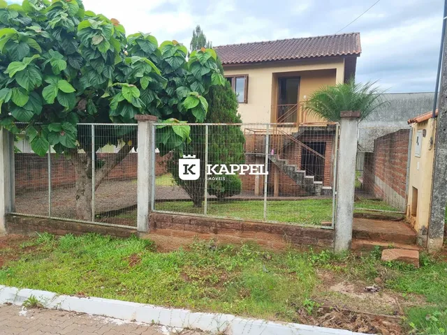 Fachada de uma casa residencial em Lajeado, Brasil, com cerca e jardim na frente.