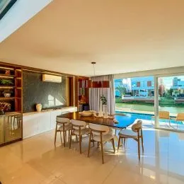 Sala de jantar com mesa e cadeiras em um imóvel em Lajeado.