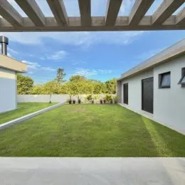 Foto de uma área gramada externa de uma propriedade.