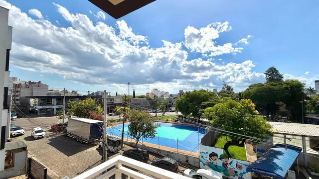 Vista aérea de uma propriedade com piscina e área verde em Lajeado.