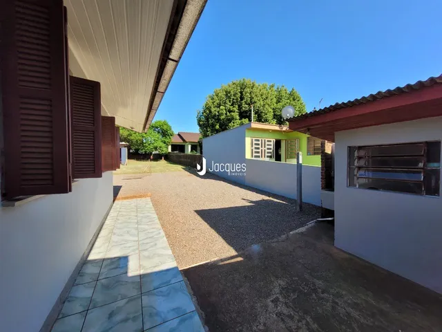 Vista externa de uma propriedade em Lajeado, Brasil, mostrando a fachada e o pátio.