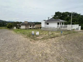 Fachada de uma residência em Lajeado com área externa pavimentada com paralelepípedos.