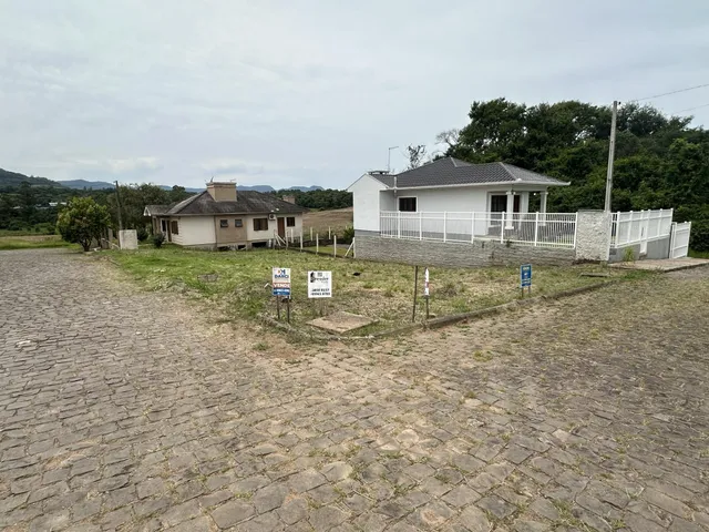 Fachada de uma residência em Lajeado com área externa pavimentada com paralelepípedos.