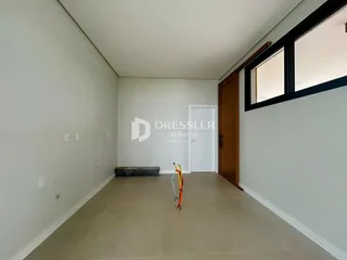 Foto de um ambiente interno com paredes brancas e piso claro.