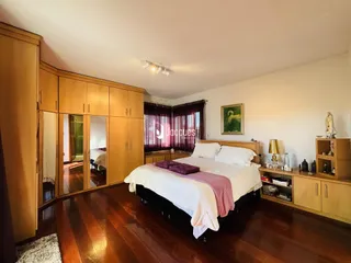 Quarto com armários de madeira e piso de madeira.