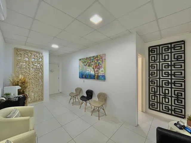 Sala de estar clara com piso de cerâmica branca e decoração moderna.