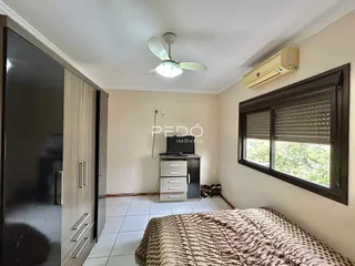 Quarto com armário e janela em um imóvel no Brasil.